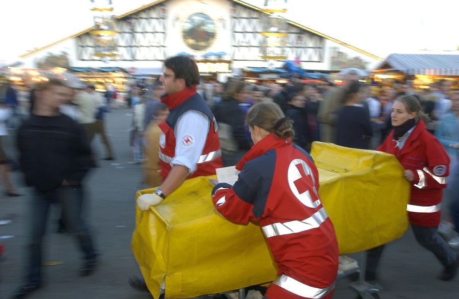 Sanitäter des Bayerischen Roten Kreuzes beim Einsatz auf dem Oktoberfest, 2003