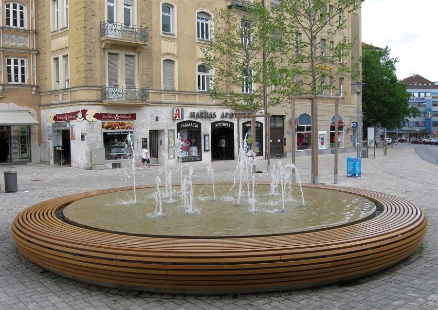 The new fountain at am Harras. Drivers complain incessantly that am Harras is a royal pain to drive through today.