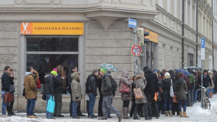 wohnung-immobilien-wohnungsbesichtigung-warteschlangewohnung