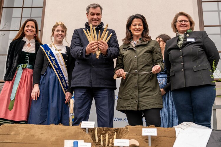 Ministerpräsidenten Dr. Markus Söder und Landwirtschaftsministerin Michaela Kaniber bei der gemeinsamen Eröffnung der Spargelsaison auf dem Münchner Viktualienmarkt zusammen mit der Kommunalreferentin der Stadt München, Kristina Frank (1. v.li), der amtier